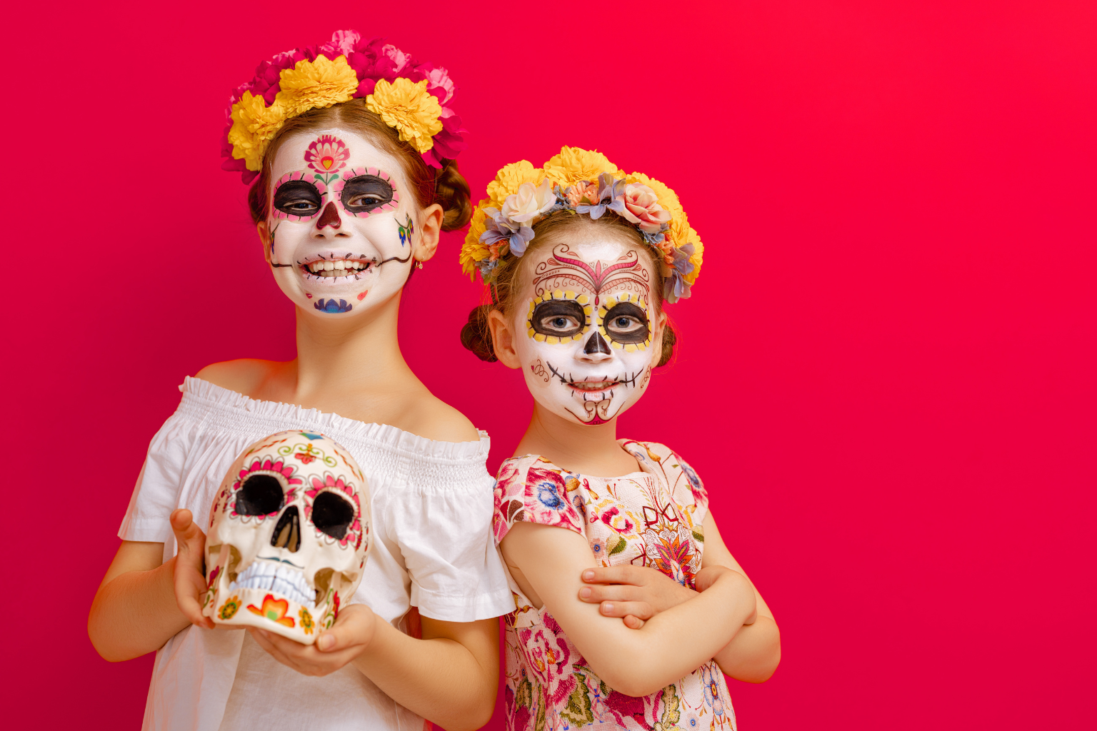 calle adornada con cempasúchil durante el Día de Muertos en Oaxaca, una familia observando la celebración